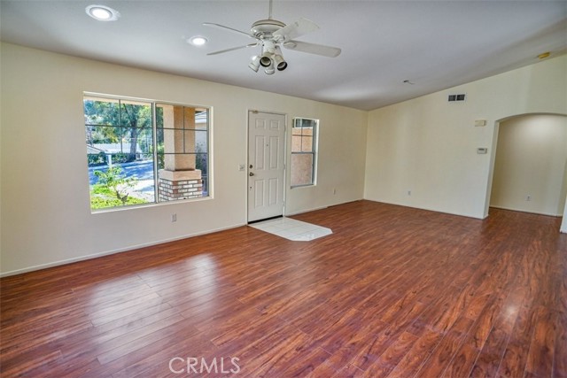 Detail Gallery Image 4 of 17 For 19711 Skyview Ct, Canyon Country,  CA 91351 - 3 Beds | 2 Baths