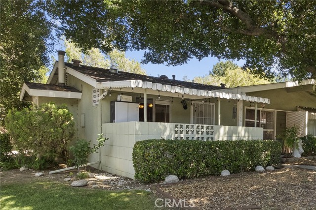 Detail Gallery Image 2 of 39 For 19226 Avenue of the Oaks a,  Newhall,  CA 91321 - 2 Beds | 1 Baths