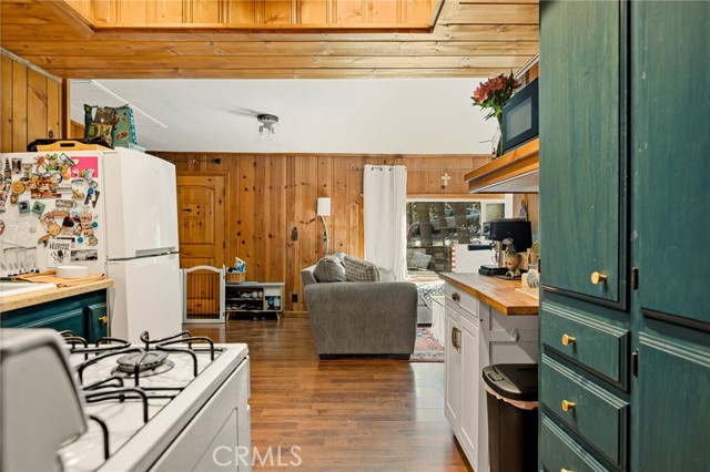 Detail Gallery Image 15 of 29 For 32135 West Dr, Running Springs,  CA 92382 - 2 Beds | 2 Baths