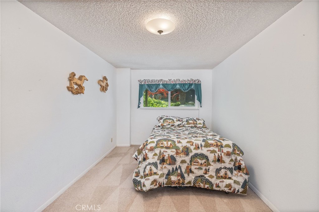 https://media.crmls.org/medias/17e47914-ecda-4309-adc0-d35ca1bf0400.jpg?preset=X-Large
