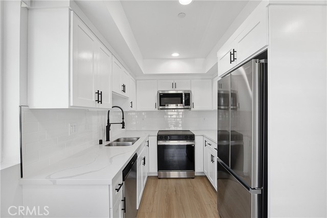 Detail Gallery Image 5 of 17 For 14420 Tiara, Van Nuys,  CA 91401 - 4 Beds | 4 Baths