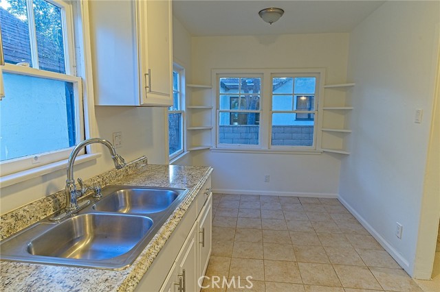 550 N 1st Avenue, Upland CA: https://media.crmls.org/medias/17e7bee7-6f9e-4425-af8f-e96e9606160b.jpg