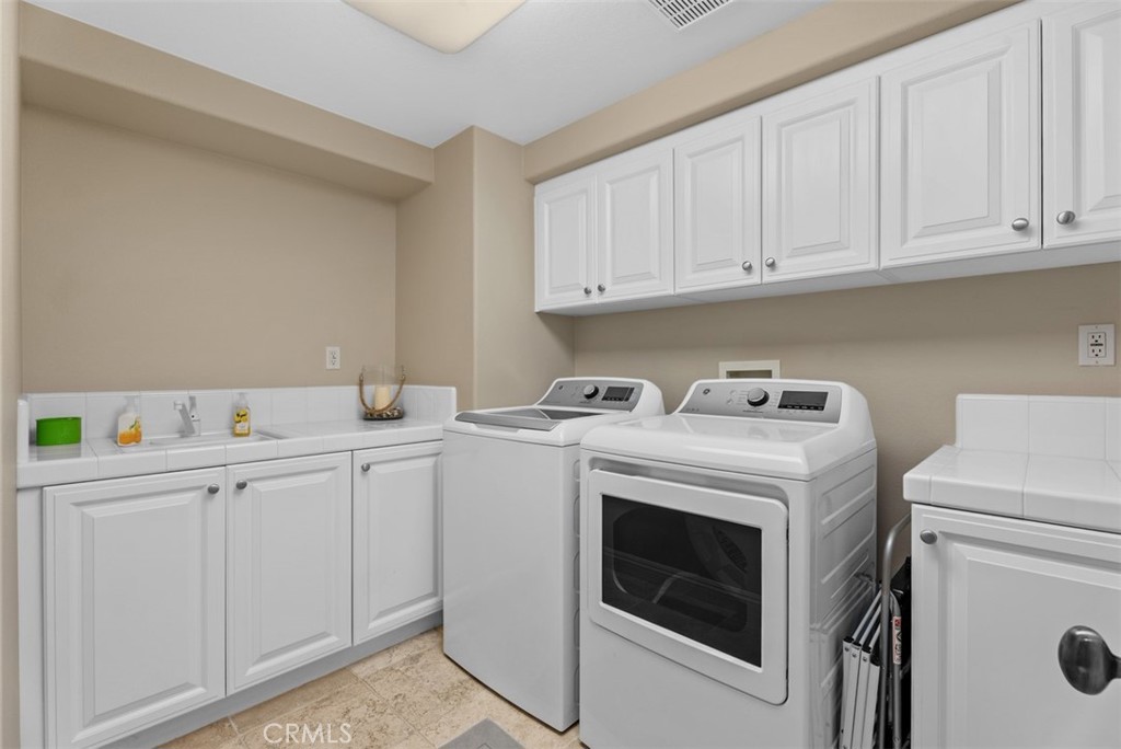 17e98f2c 4a98 470e B876 B0a5b212281b