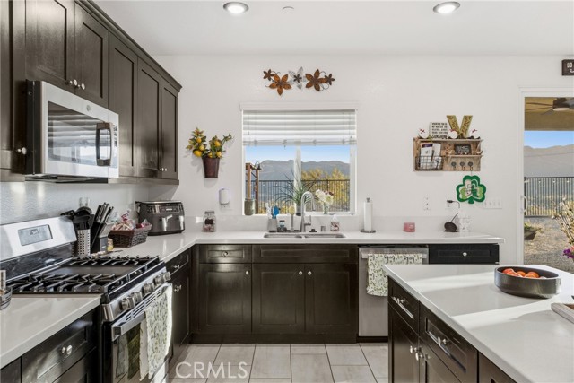 Detail Gallery Image 13 of 42 For 4013 Elderberry, Lake Elsinore,  CA 92530 - 5 Beds | 3 Baths