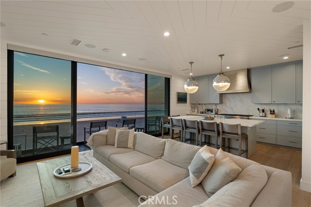 Detail Gallery Image 4 of 17 For 2200 the Strand #B,  Manhattan Beach,  CA 90266 - 3 Beds | 2 Baths