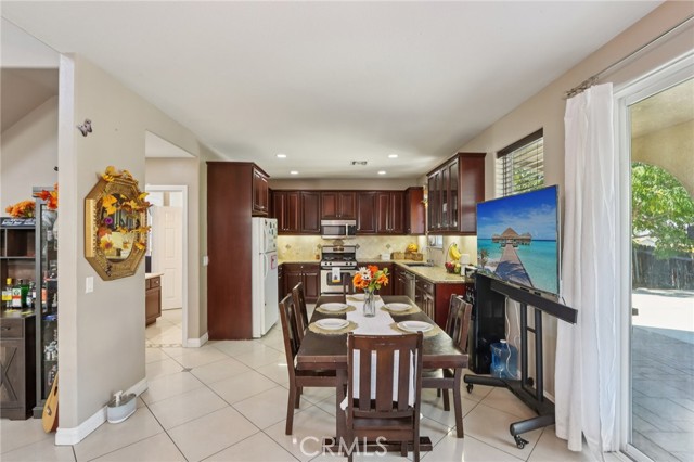 Detail Gallery Image 9 of 43 For 207 Campus Way, Lake Elsinore,  CA 92530 - 4 Beds | 3 Baths