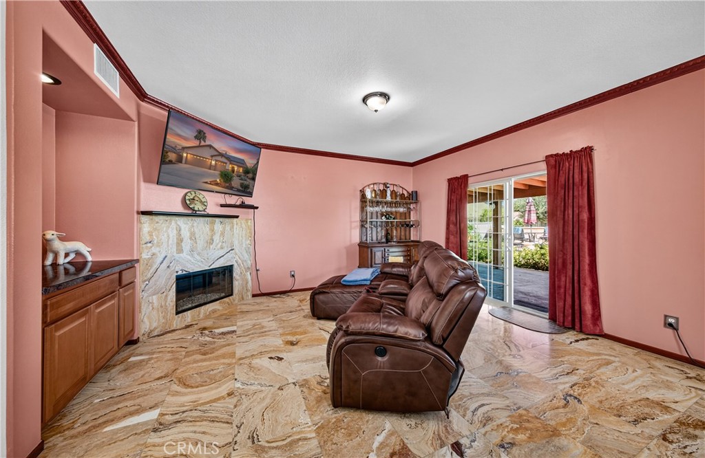 https://media.crmls.org/medias/17f976fc-c6bd-4611-9de6-731d06b74f84.jpg?preset=X-Large
