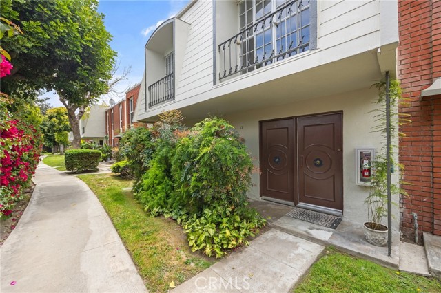 Detail Gallery Image 2 of 39 For 1800 W Gramercy Ave #17,  Anaheim,  CA 92801 - 4 Beds | 2/1 Baths