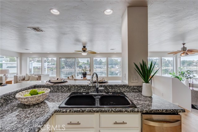 42768 Santa Suzanne Place, Temecula CA: https://media.crmls.org/medias/17fc8f87-e854-44d2-b85b-c04875ae1ccc.jpg