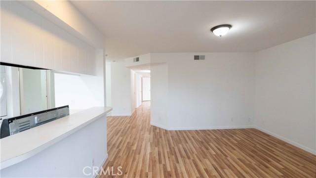 Detail Gallery Image 2 of 22 For 14610 Erwin St #304,  Van Nuys,  CA 91411 - 2 Beds | 2 Baths