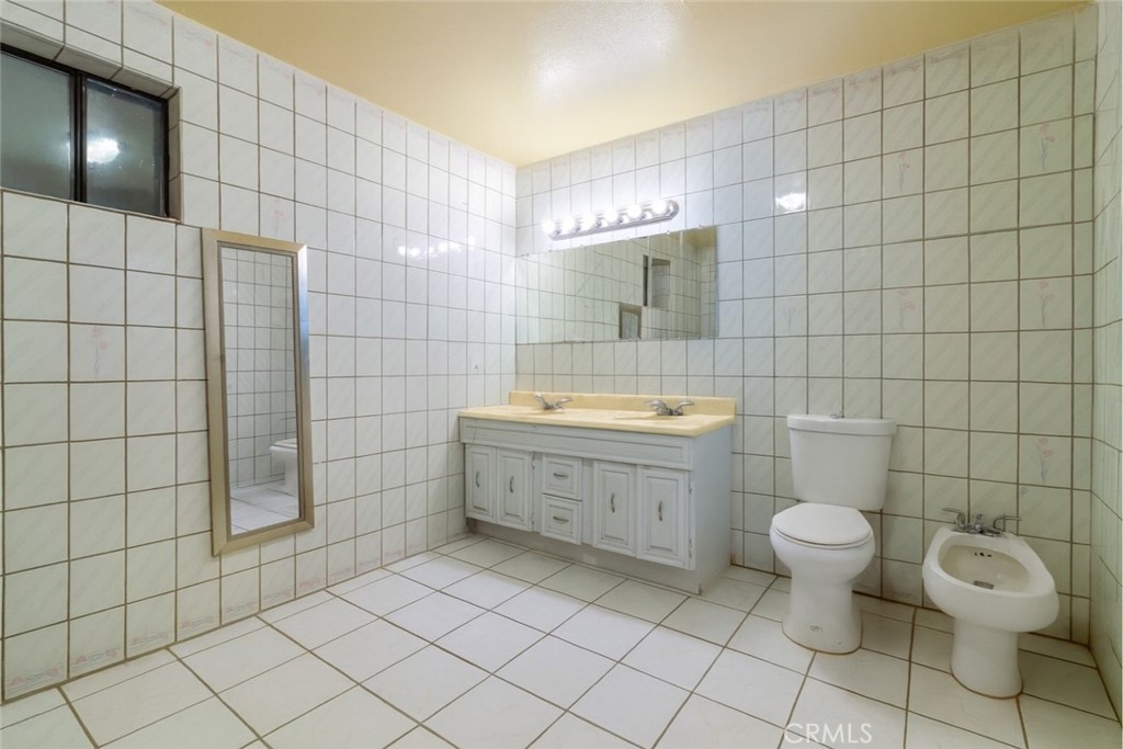 https://media.crmls.org/medias/17feae82-4713-4beb-93a8-58a1edd1e14f.jpg?preset=X-Large
