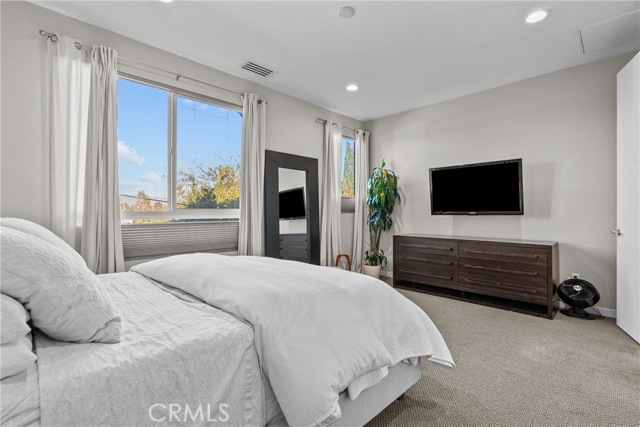 Detail Gallery Image 14 of 19 For 13135 W Lumina, Valley Glen,  CA 91401 - 3 Beds | 4 Baths