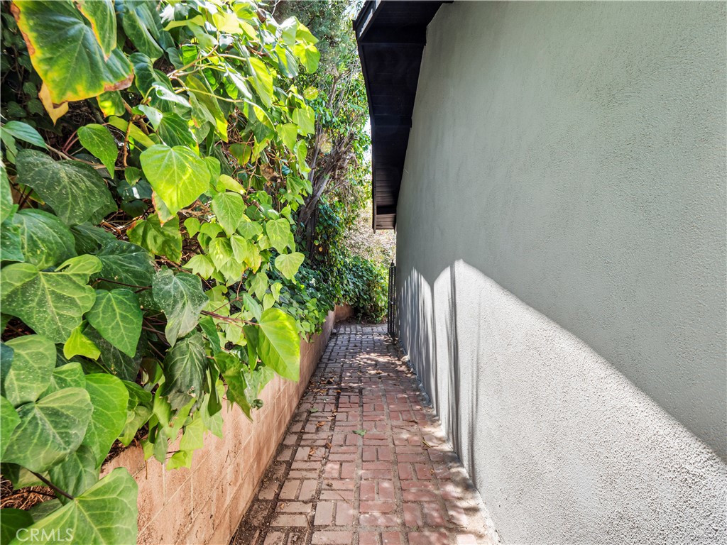 https://media.crmls.org/medias/18030331-61f3-4000-8beb-bc8f88be20c8.jpg?preset=X-Large