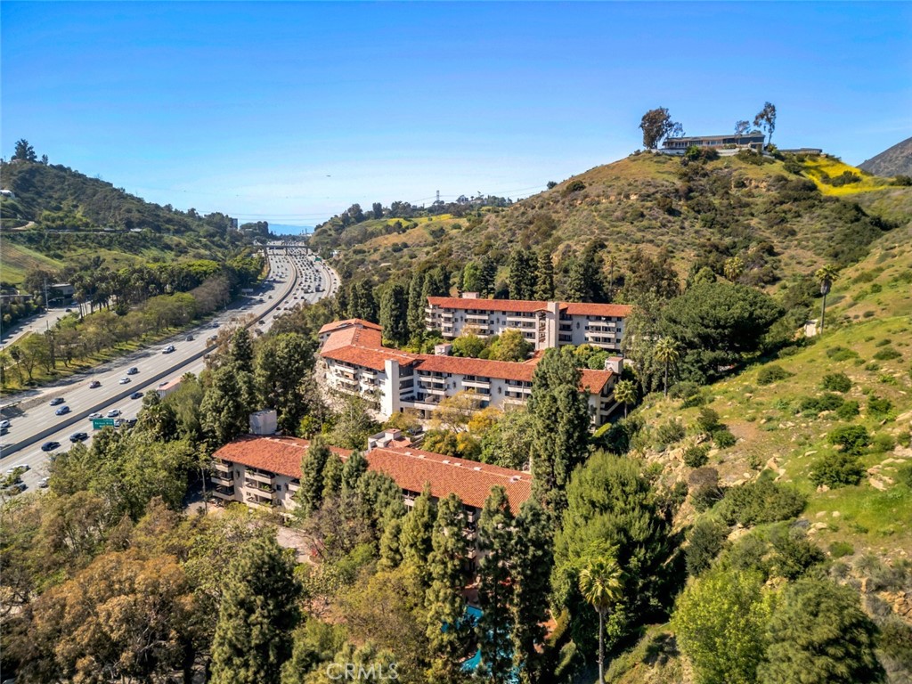 https://media.crmls.org/medias/18038993-6d25-4b3a-903a-bf56d4282de6.jpg?preset=X-Large