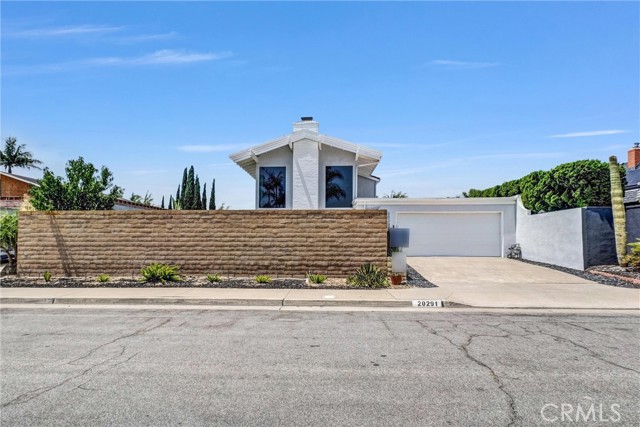 Detail Gallery Image 2 of 34 For 20291 Bancroft Cir, Huntington Beach,  CA 92646 - 4 Beds | 2/1 Baths