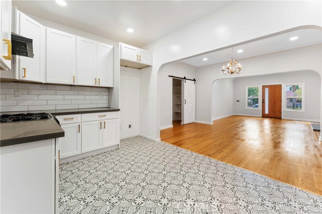 1236 S Cloverdale Avenue, Los Angeles CA: https://media.crmls.org/medias/18056148-0dca-44de-be03-78788a08e4da.jpg