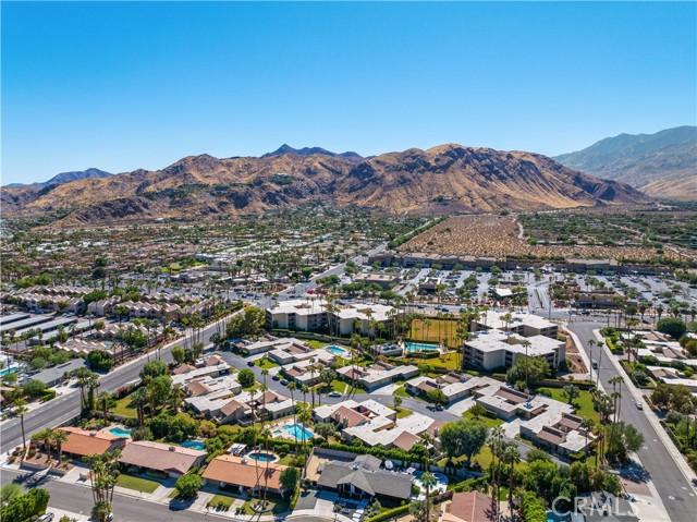 2455 Via Sonoma, Palm Springs CA: https://media.crmls.org/medias/180b448d-9daf-4854-be7f-d818d1ab6cf7.jpg