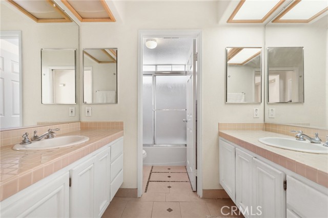 61 Summitcrest, Rancho Santa Margarita CA: https://media.crmls.org/medias/180c4bb1-84c9-4163-b9f0-9e1170bc47e9.jpg