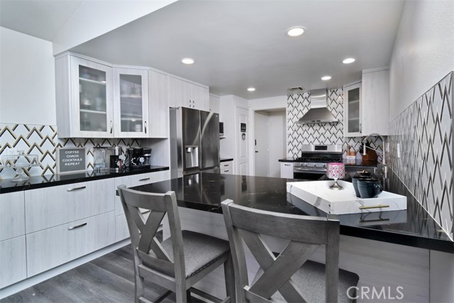 Detail Gallery Image 11 of 38 For 17908 River Cir #1,  Canyon Country,  CA 91387 - 3 Beds | 2 Baths