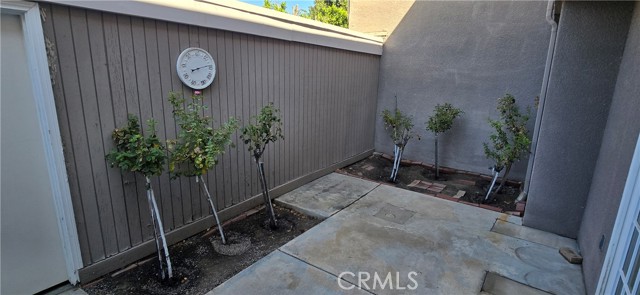 Detail Gallery Image 8 of 14 For 18134 Killion St #2,  Tarzana,  CA 91356 - 3 Beds | 2 Baths