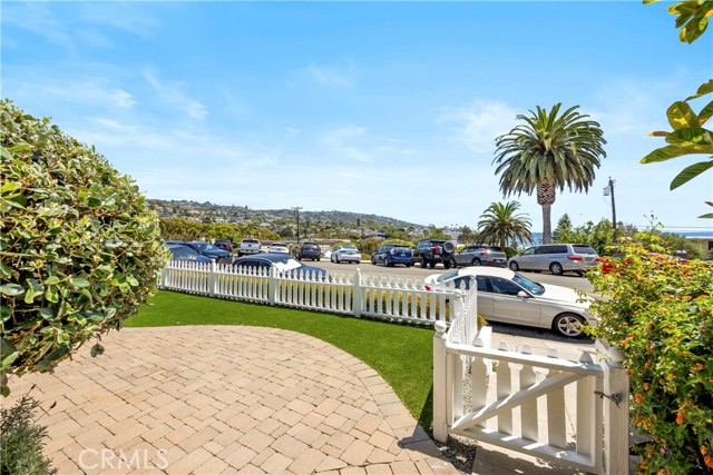 220 Cliff Drive, Laguna Beach CA: https://media.crmls.org/medias/1813b5bd-5598-48f5-8a1c-b4c6be4cb463.jpg