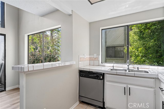 Detail Gallery Image 11 of 28 For 18433 Hatteras St #506,  Tarzana,  CA 91356 - 2 Beds | 2 Baths
