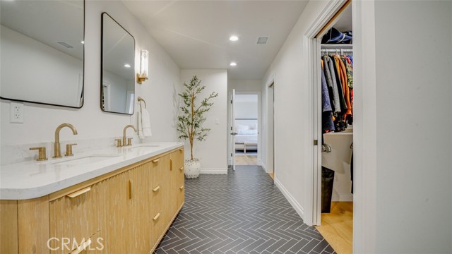 22914 Gershwin Drive, Woodland Hills CA: https://media.crmls.org/medias/181a695c-0a68-4d53-b838-bd77bdd85ae5.jpg