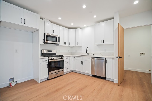 Detail Gallery Image 13 of 75 For 6935 Jellico Ave, Lake Balboa,  CA 91406 - 8 Beds | 8 Baths