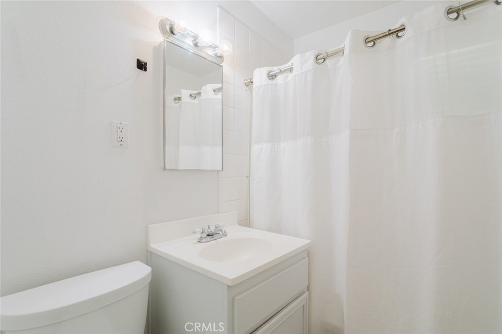 https://media.crmls.org/medias/1826d57f-6984-4096-a947-9c7b2767687a.jpg?preset=X-Large