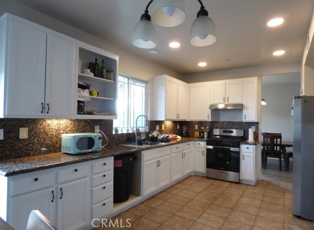 Detail Gallery Image 6 of 30 For 6279 Long Cove Dr, Fontana,  CA 92336 - 4 Beds | 2/1 Baths