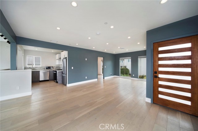 Detail Gallery Image 4 of 16 For 305 La Jolla Dr, Newport Beach,  CA 92663 - 2 Beds | 2/1 Baths