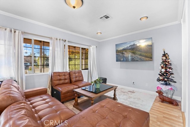 Detail Gallery Image 4 of 37 For 6902 Quakertown Ave, Winnetka,  CA 91306 - 5 Beds | 3 Baths