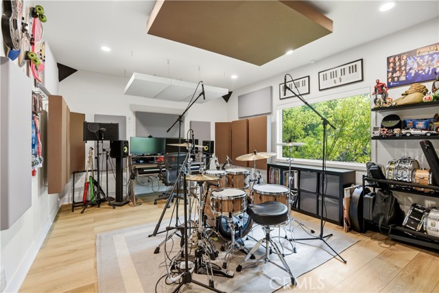 Detail Gallery Image 25 of 36 For 22637 Erwin St, Woodland Hills,  CA 91367 - 6 Beds | 5/1 Baths