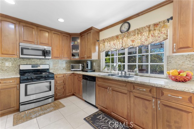 Detail Gallery Image 9 of 33 For 11728 Doral Ave, Porter Ranch,  CA 91326 - 4 Beds | 2 Baths