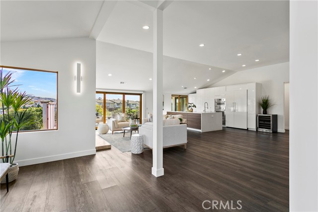 Detail Gallery Image 5 of 33 For 11 Skysail Dr, Corona Del Mar,  CA 92625 - 2 Beds | 2/1 Baths