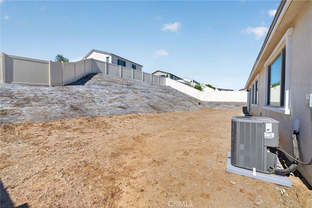 https://media.crmls.org/medias/1833cf07-83a6-4d25-b64d-c6800fa5f721.jpg?preset=X-Large