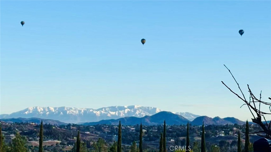 https://media.crmls.org/medias/1833e557-87dc-4509-8dd7-cc5e6ac399ce.jpg?preset=X-Large