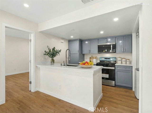 Detail Gallery Image 11 of 35 For 10237 De Soto, Chatsworth,  CA 91311 - 2 Beds | 2 Baths