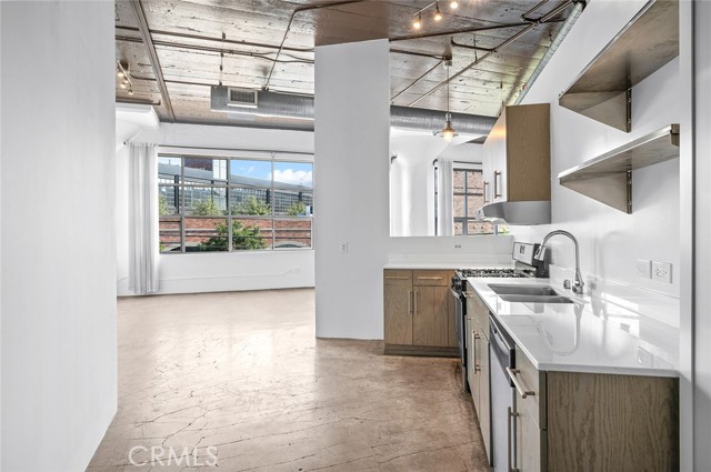 530 Molino Street, Los Angeles CA: https://media.crmls.org/medias/183522b6-780c-4e9f-ae49-8d20368b6560.jpg