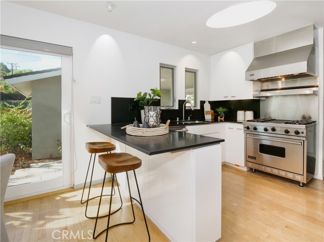 Kitchen with breakfast bar