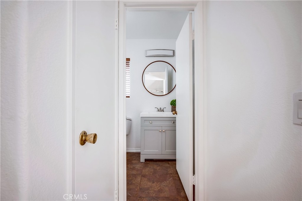 https://media.crmls.org/medias/18395e61-0933-4b0b-978a-25d740b1c322.jpg?preset=X-Large