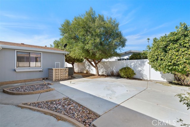 Spacious backyard w/concrete patio & patio cover