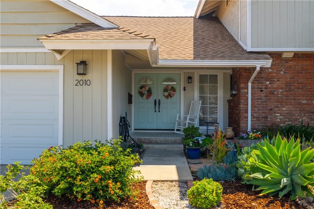 2010 Oakland Hills Drive, Corona CA: https://media.crmls.org/medias/183d1f22-dc87-4e8b-8526-ce59d6c212e6.jpg