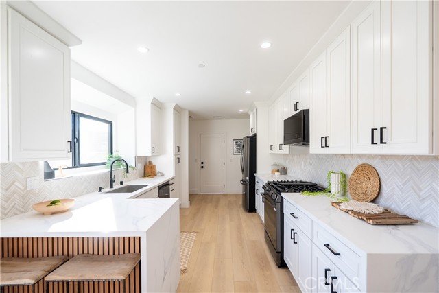 Detail Gallery Image 8 of 35 For 1719 Landis, Burbank,  CA 91504 - 6 Beds | 4 Baths