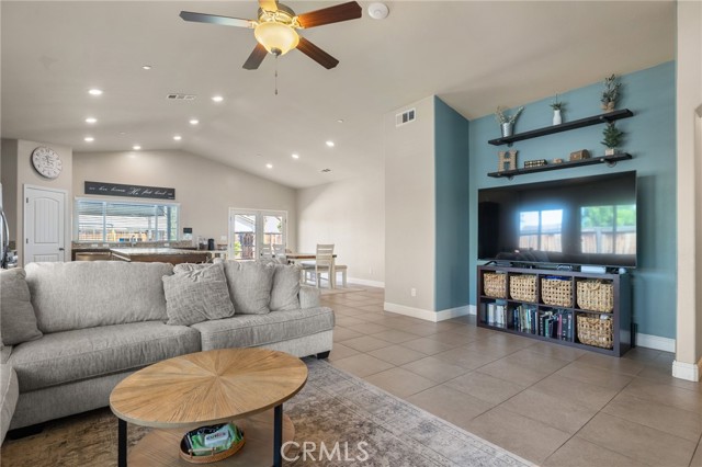 Detail Gallery Image 7 of 44 For 9500 Laurelwood Ct, Shafter,  CA 93263 - 4 Beds | 2 Baths