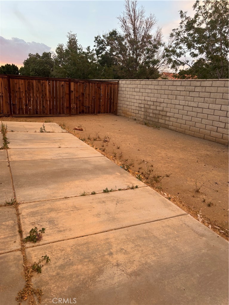 https://media.crmls.org/medias/184200e7-0038-4d9f-88a3-de3ca599babb.jpg?preset=X-Large