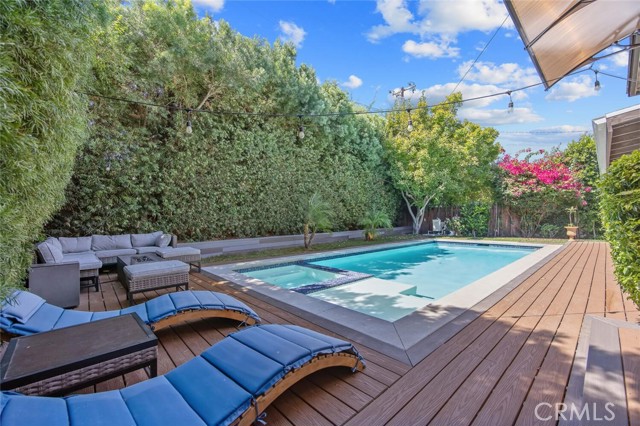 Detail Gallery Image 1 of 28 For 23818 Oxnard St, Woodland Hills,  CA 91367 - 3 Beds | 3 Baths