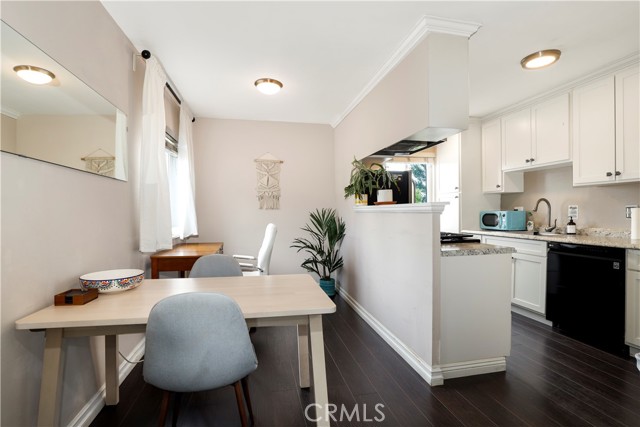 2114 India Street, Los Angeles CA: https://media.crmls.org/medias/184a0197-aac4-4d9a-9863-f6a62ea36f40.jpg