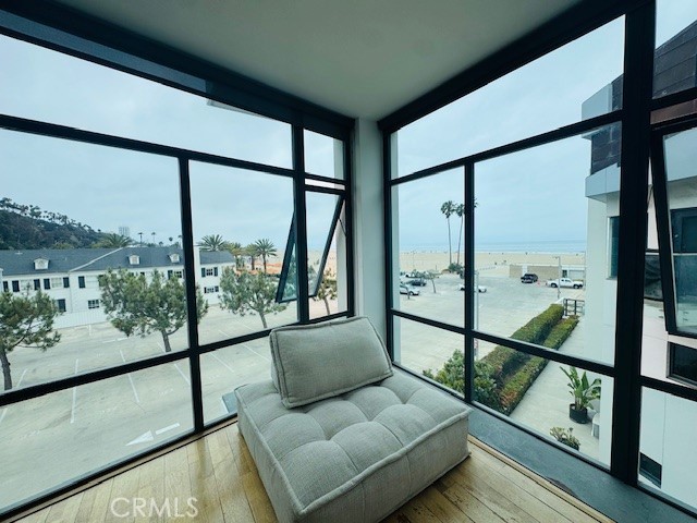 270 Palisades Beach Road, Santa Monica CA: https://media.crmls.org/medias/184c0809-fd8f-4fab-88e7-904753e91b20.jpg
