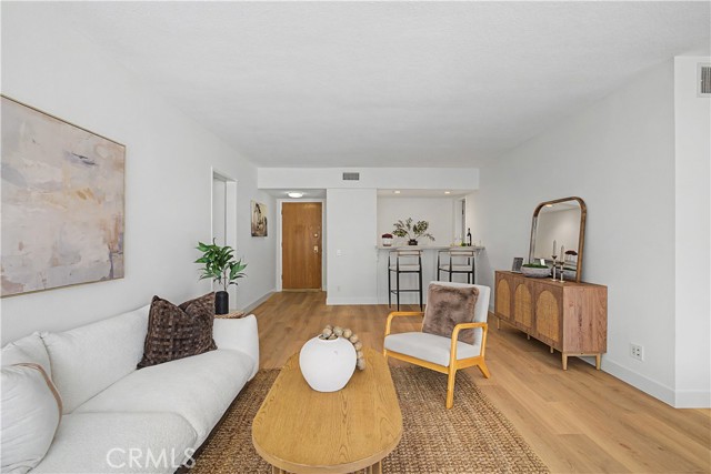 Detail Gallery Image 4 of 33 For 4915 Tyrone #126,  Sherman Oaks,  CA 91423 - 2 Beds | 2 Baths